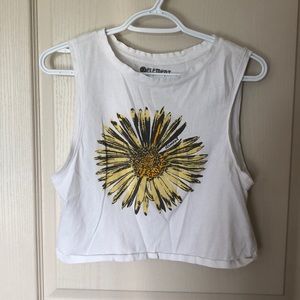 Women’s white cropped tank, super trendy!